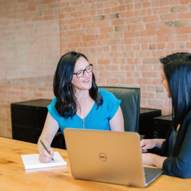 Coaching_Welldesk Two women at a desk.