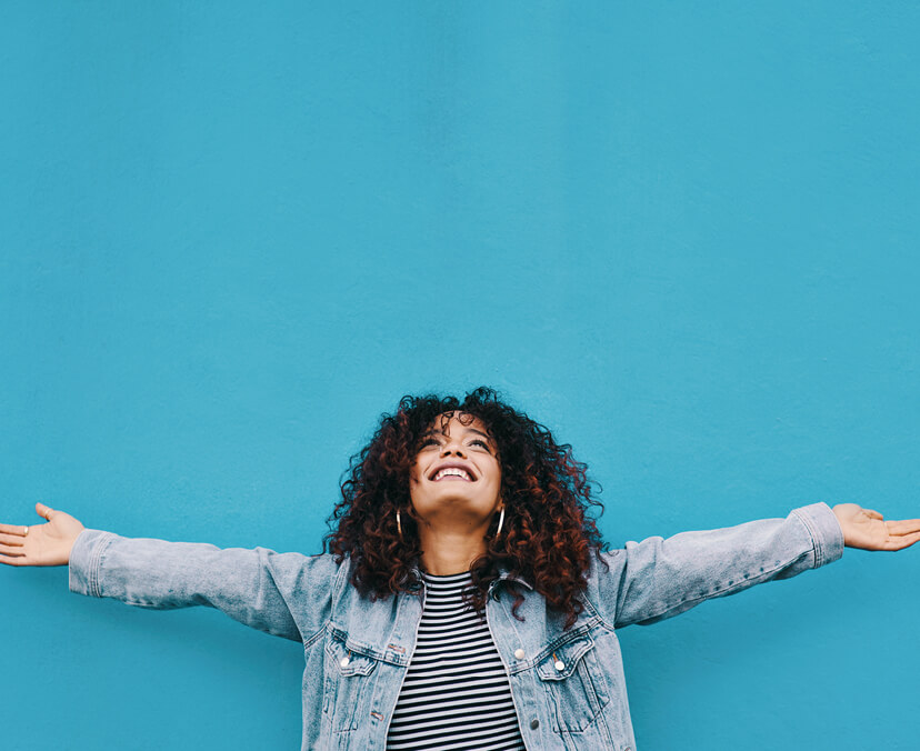 ACAP-202112031937-DiscoverACAP-EventThumbnails-Mobile-Generic-AWWeb (1) Girl looking up with open arms on blue background