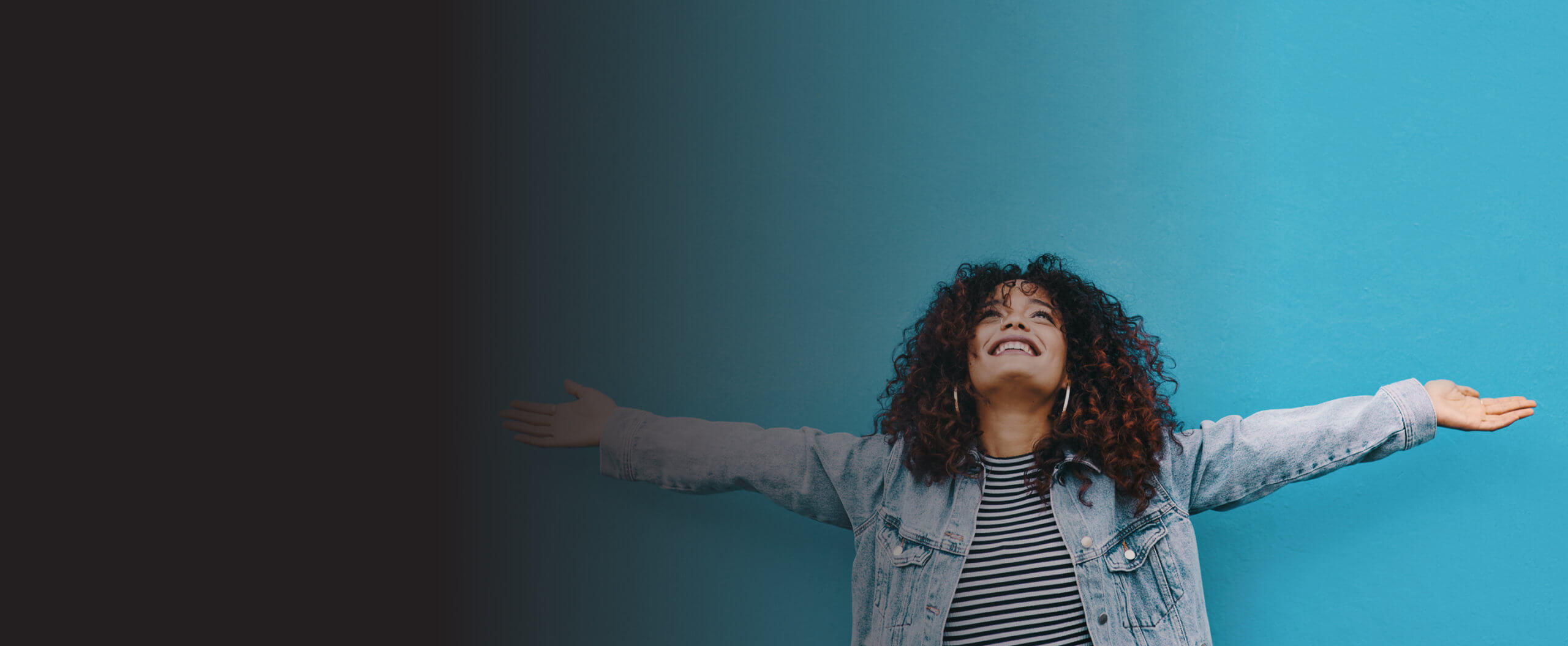 ACAP-202112031937-DiscoverACAP-GenericLandingPageBanner-AWWeb (3) Girl looking up with open arms on blue background