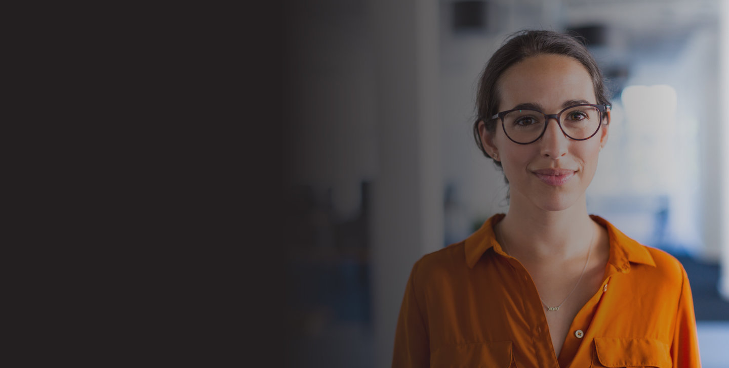 ACAP-202202281311-DiscoverACAP-April2022Sessions-DesktopBanners-Counselling-AWWeb Woman wearing glasses and an orange shirt.