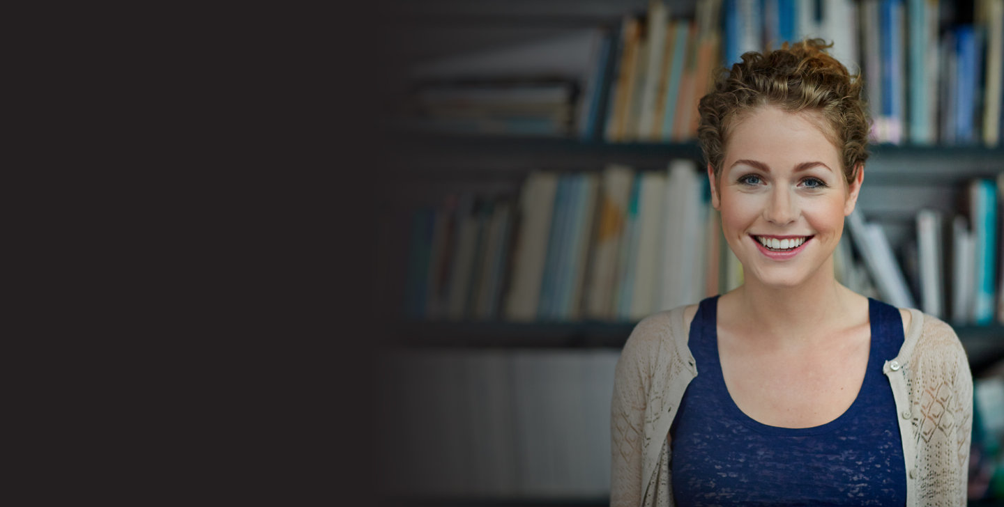 ACAP-202202281311-DiscoverACAP-April2022Sessions-DesktopBanners-Psychology-AWWeb (1) Psychologist sitting in front of bookshelf