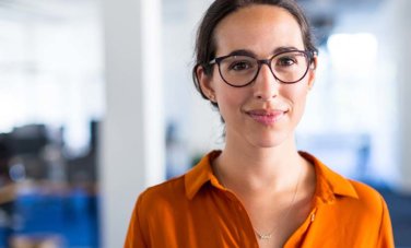 ACAP-202202281311-DiscoverACAP-April2022Sessions-MobileBanners-Counselling-AWWeb Female counsellor wearing glasses.