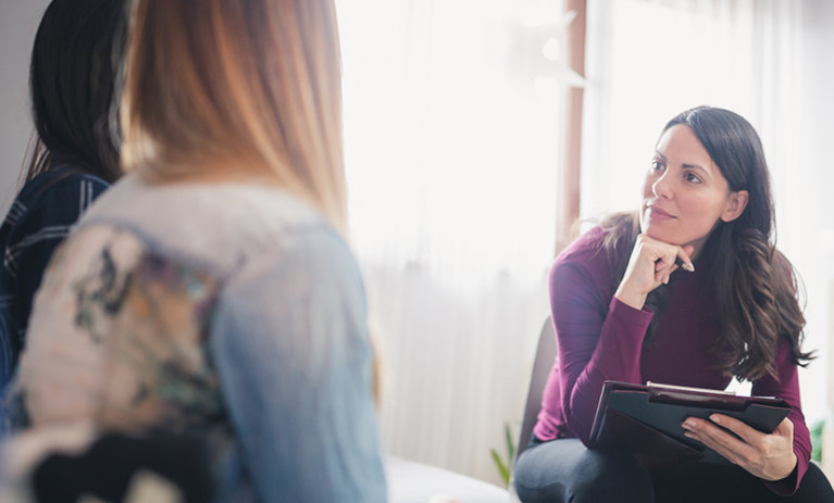 ACAP-202207011533-DiscoverACAP-T322-Website Banners-Mobile-Counselling-AWWeb A female sitting